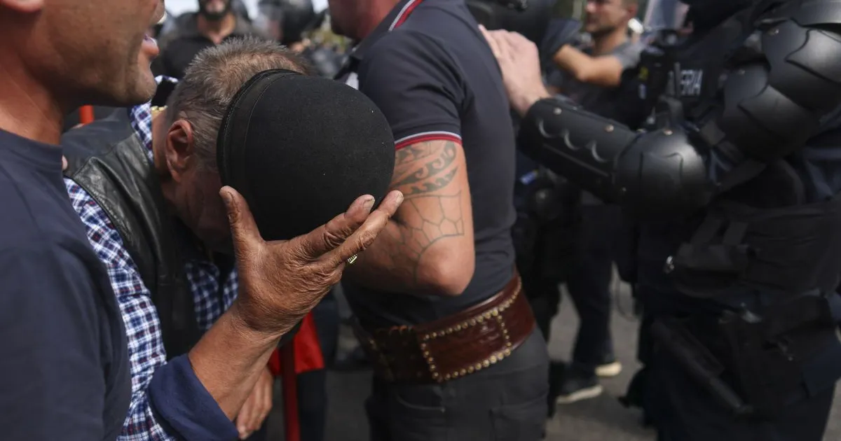 Un bărbat care a amenințat forțele de ordine în Piața Victoriei a fost depistat în Bihor