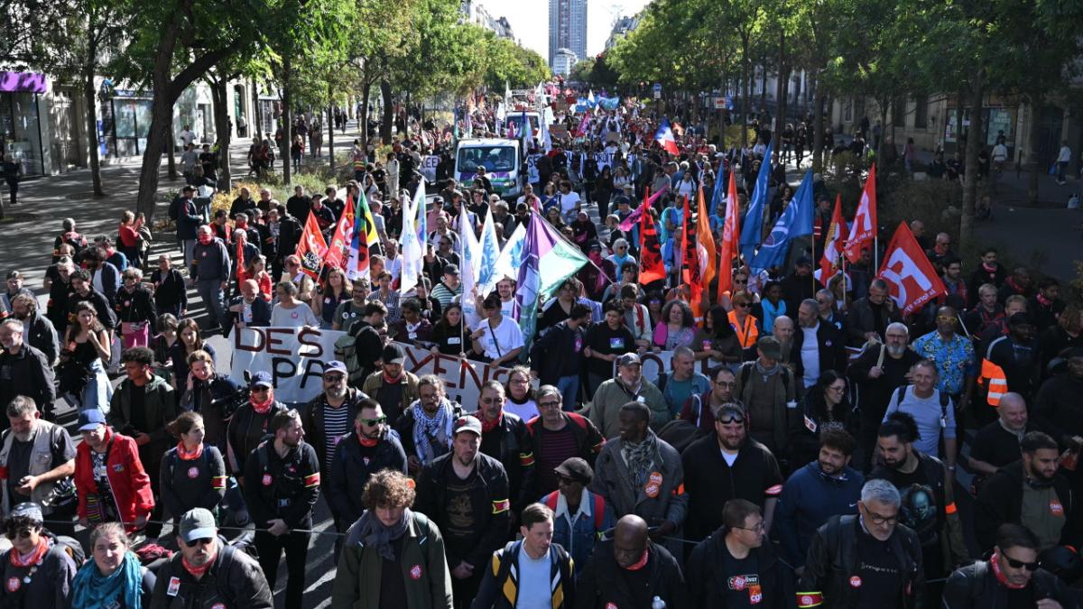 Tensiuni violente în Franța: Elevii protestează împotriva condițiilor din școli, forțele de ordine folosesc gaze lacrimogene