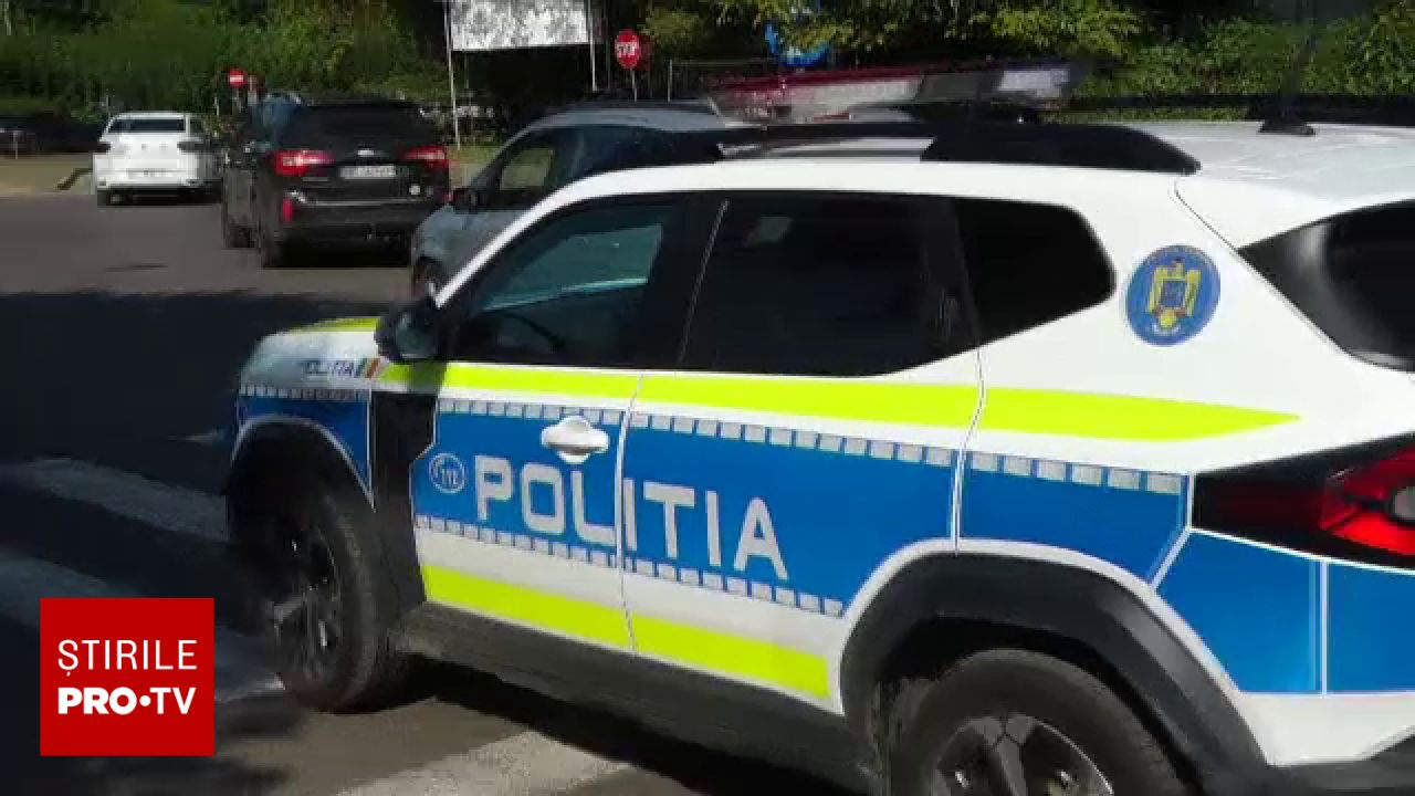 Un bărbat de 59 de ani a furat o mașină în care se afla un copil și a lovit un cap de pod în Olt