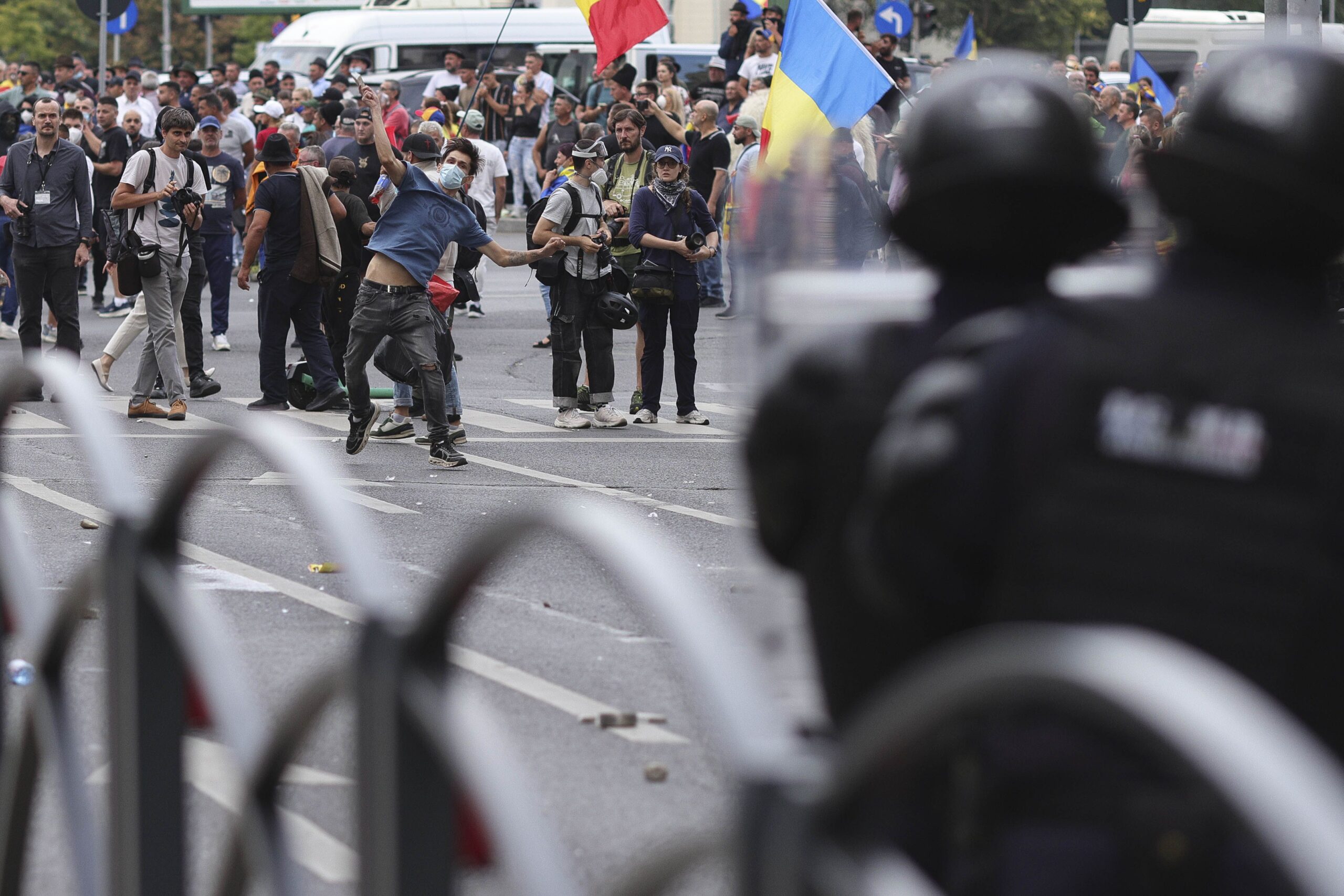 Un bărbat reținut pentru amenințări la Piața Victoriei a fost găsit cu un pistol ilegal în Bihor